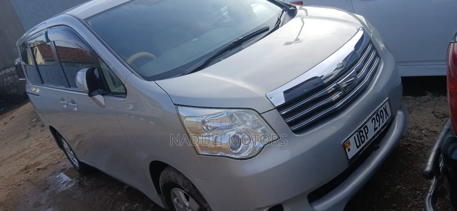 Toyota Noah 2.0 143hp FWD (7 Seater) 2011
