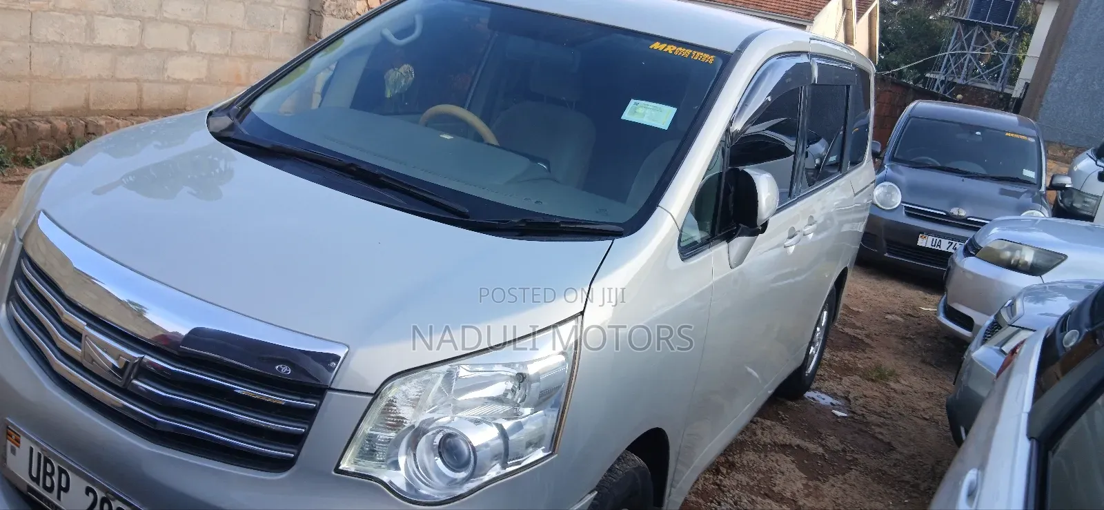 Toyota Noah 2.0 143hp FWD (7 Seater) 2011