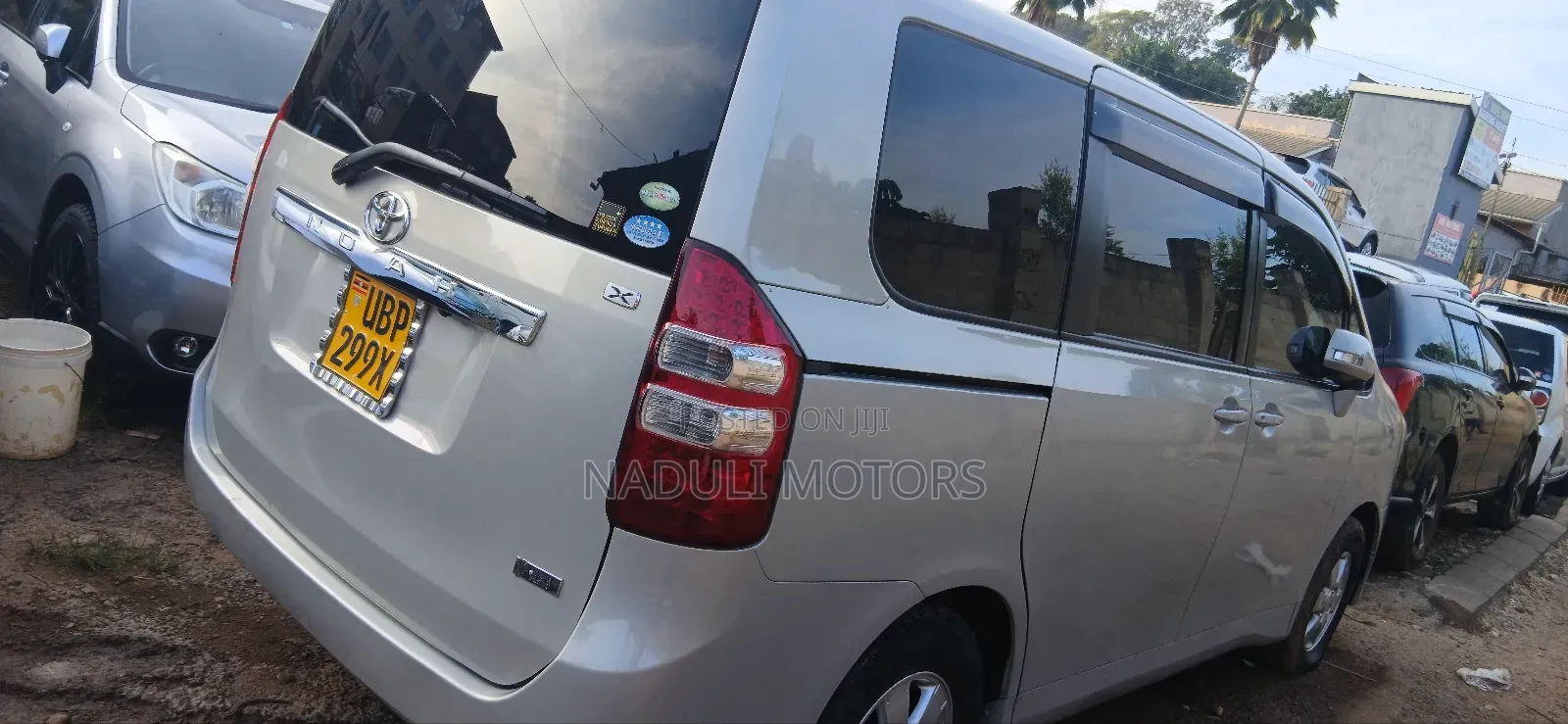 Toyota Noah 2.0 143hp FWD (7 Seater) 2011