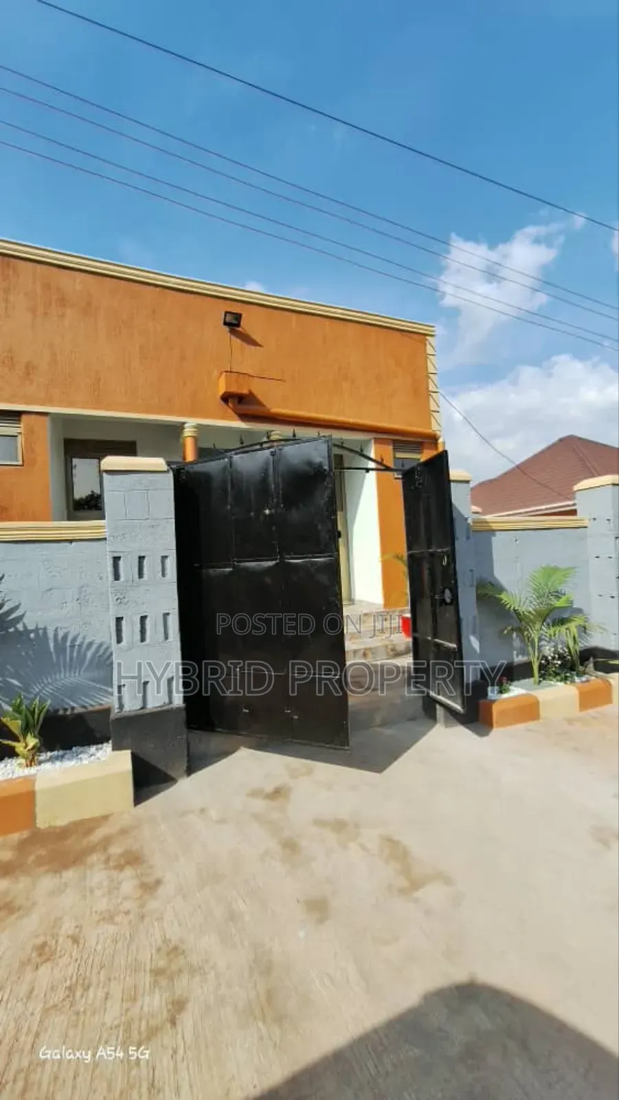 6bdrm Apartment in Nansana Along Hoima for sale