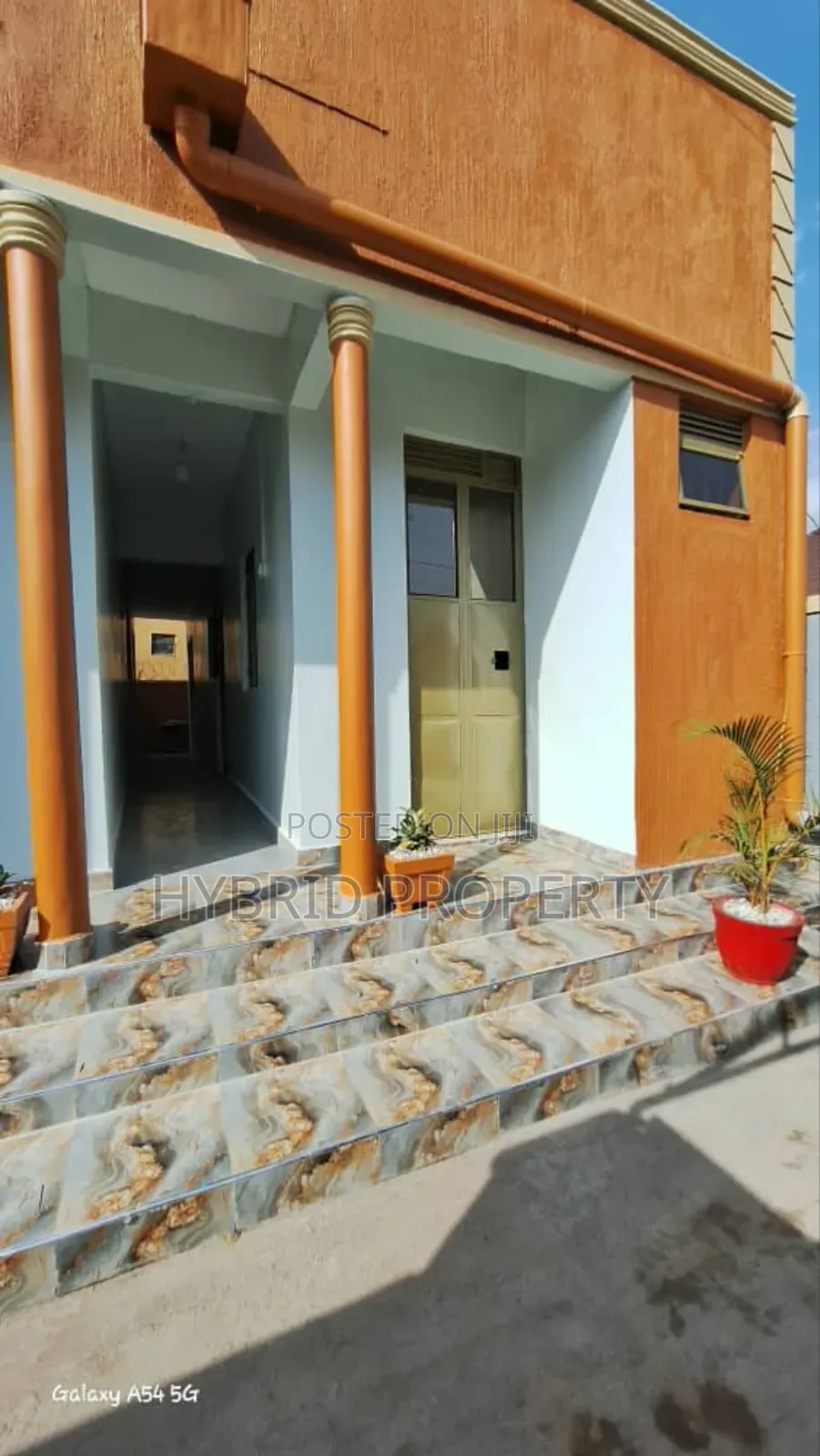 6bdrm Apartment in Nansana Along Hoima for sale