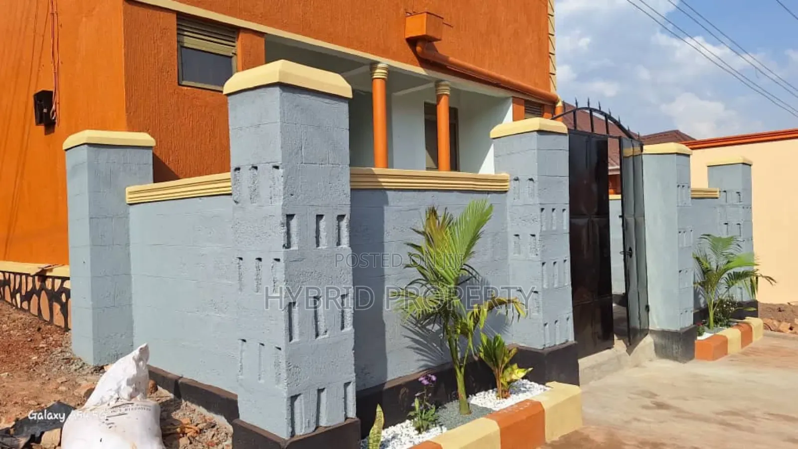 6bdrm Apartment in Nansana Along Hoima for sale