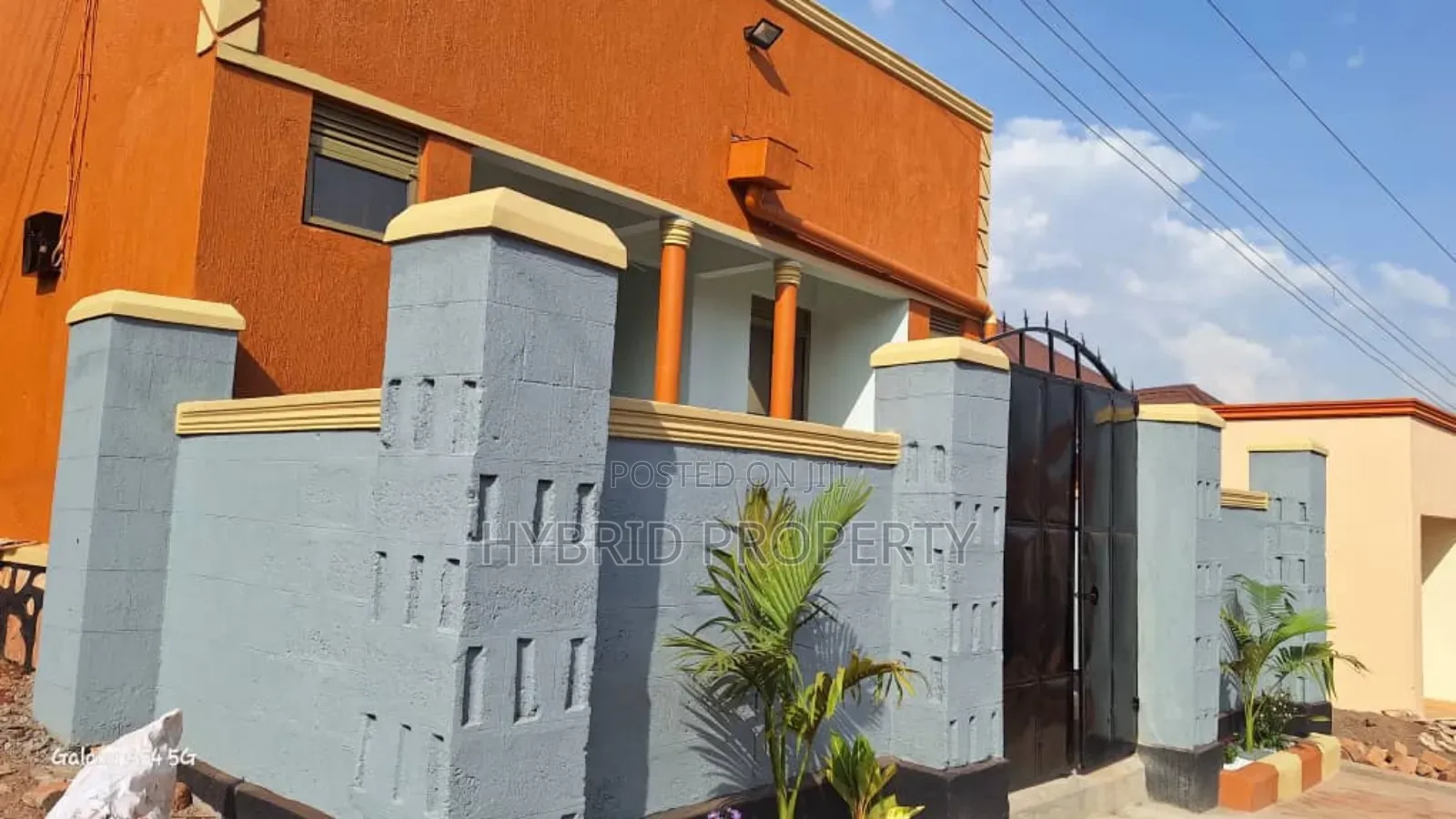 6bdrm Apartment in Nansana Along Hoima for sale