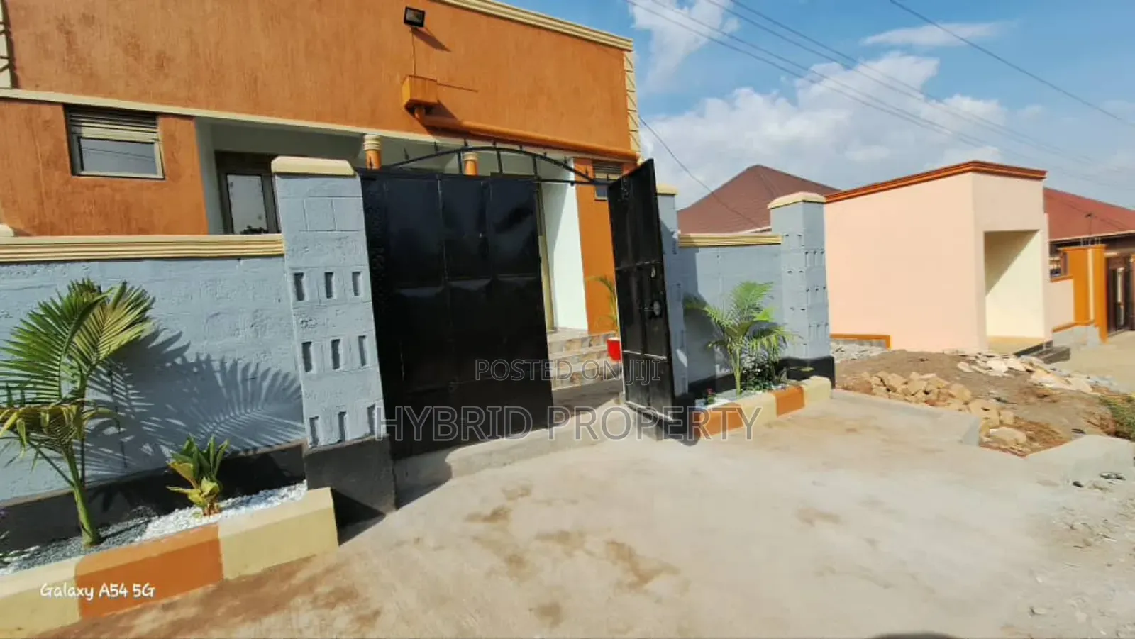 6bdrm Apartment in Nansana Along Hoima for sale