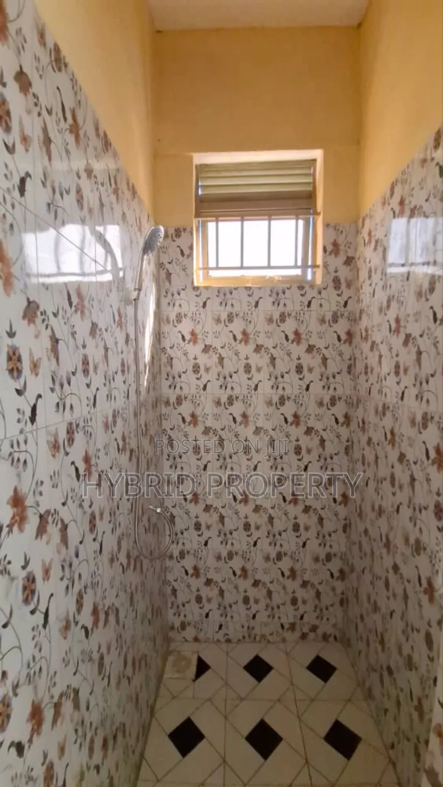 6bdrm Apartment in Nansana Along Hoima for sale