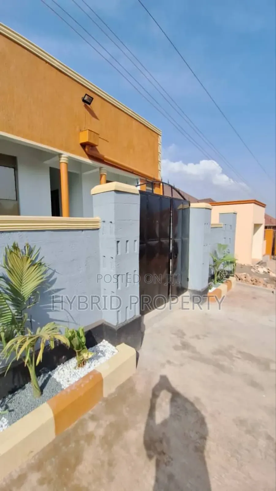 6bdrm Apartment in Nansana Along Hoima for sale