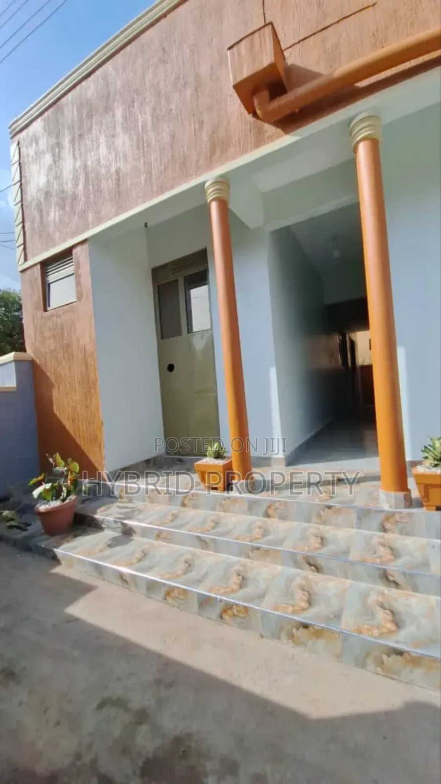 6bdrm Apartment in Nansana Along Hoima for sale