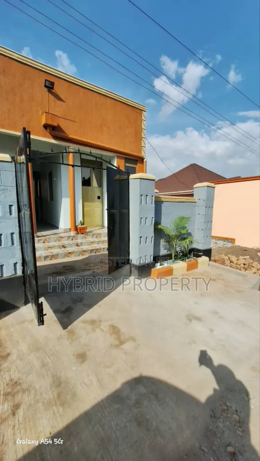 6bdrm Apartment in Nansana Along Hoima for sale