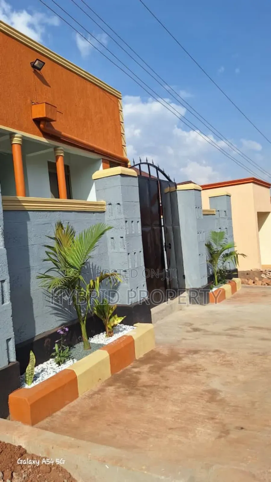 6bdrm Apartment in Nansana Along Hoima for sale