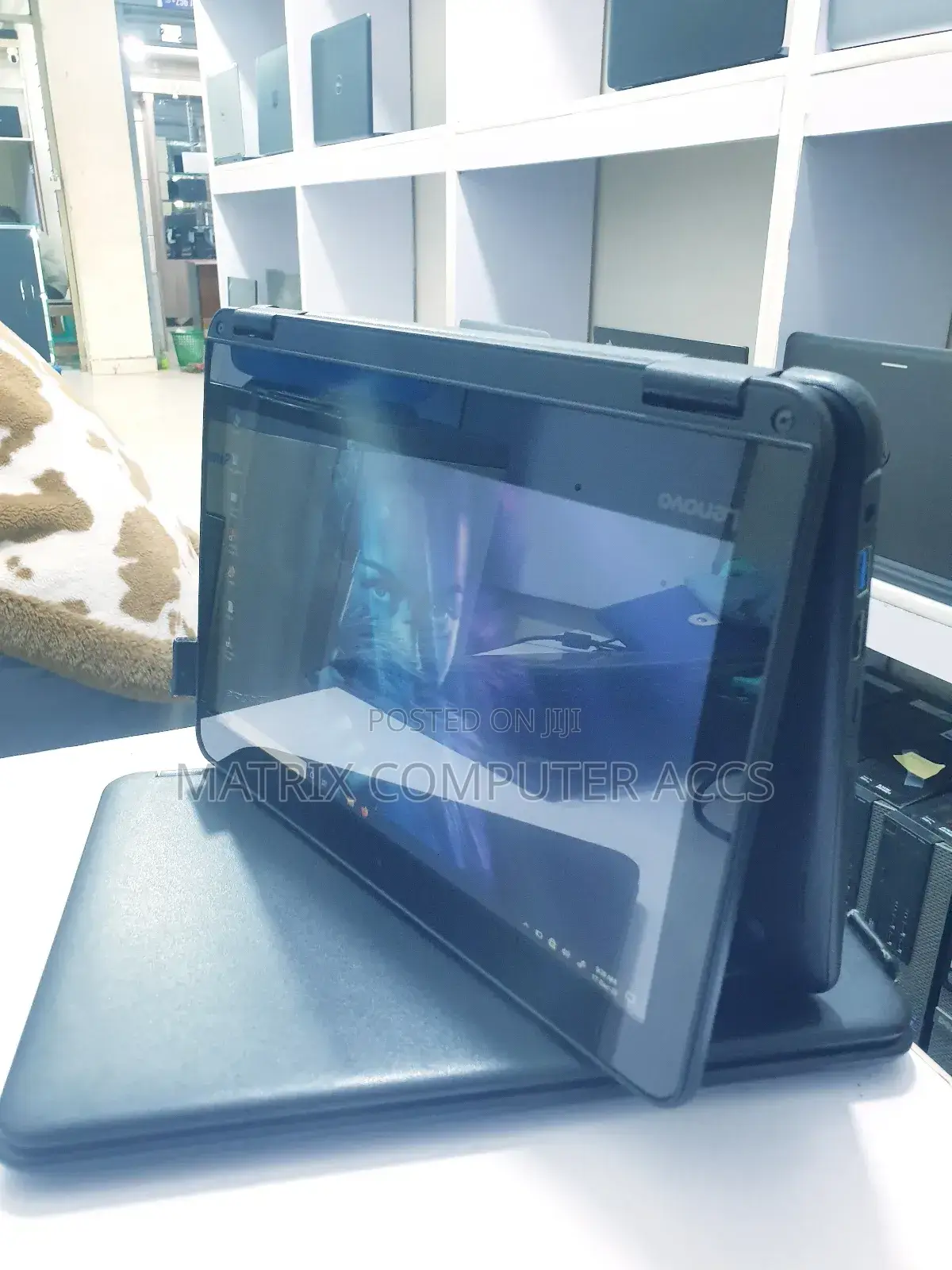 Laptop Lenovo 300e 4GB Intel Pentium SSD 128GB
