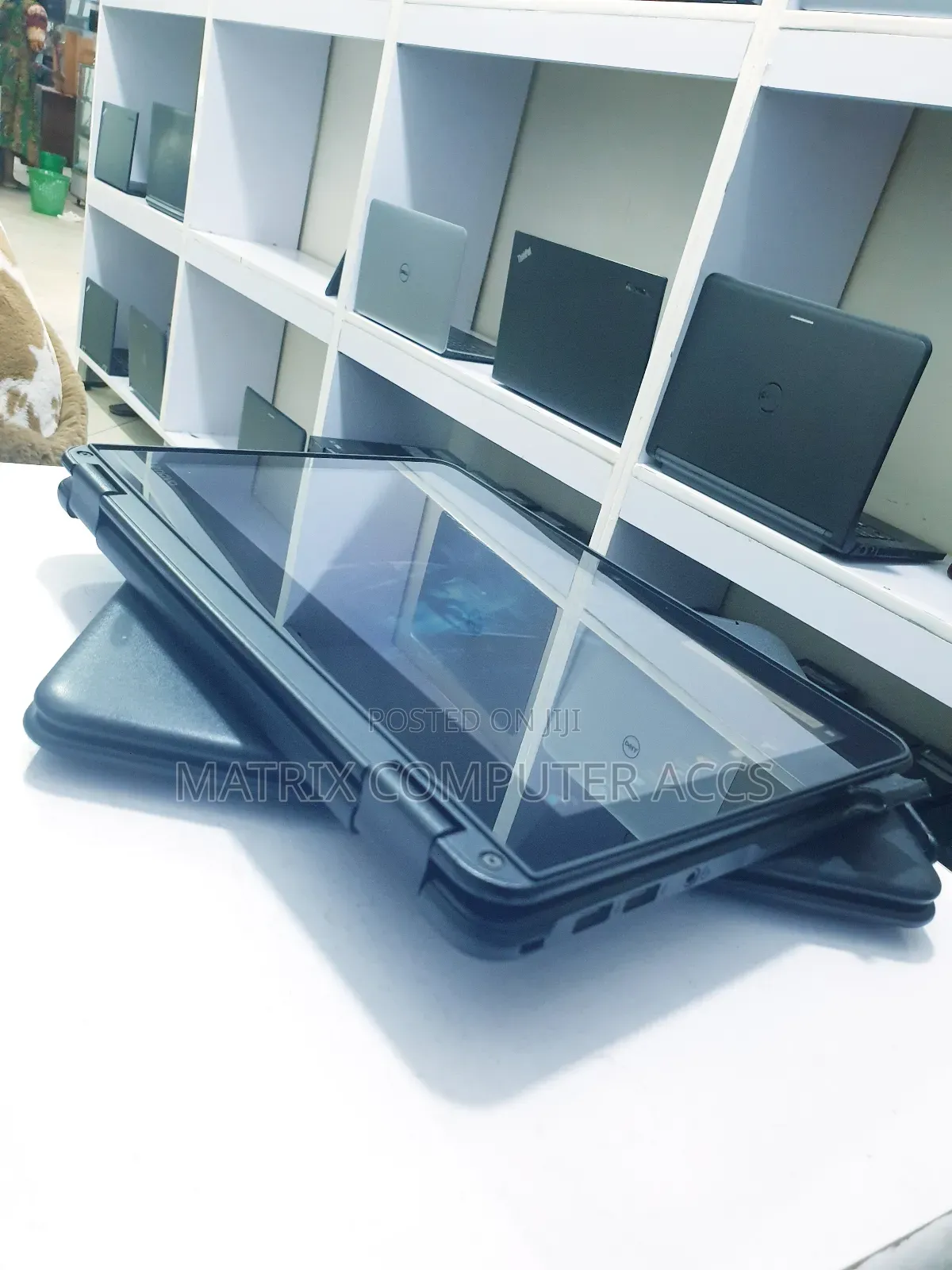 Laptop Lenovo 300e 4GB Intel Pentium SSD 128GB