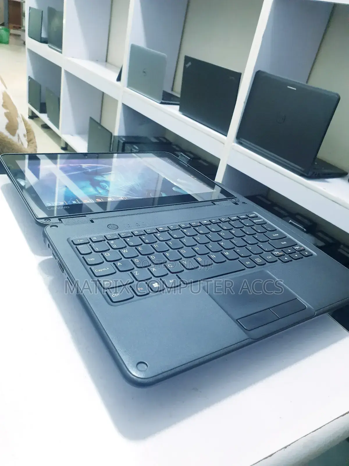 Laptop Lenovo 300e 4GB Intel Pentium SSD 128GB