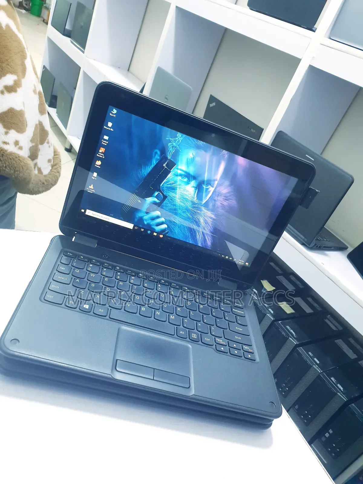 Laptop Lenovo 300e 4GB Intel Pentium SSD 128GB