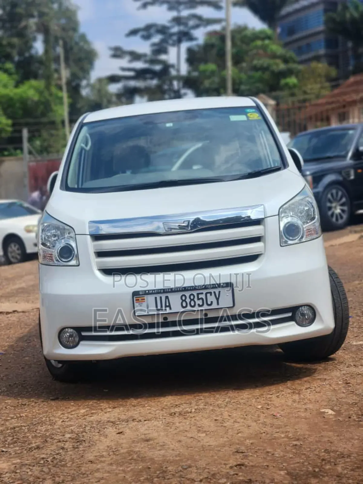 Toyota Noah 2.0 143hp FWD (8 Seater) 2010 White