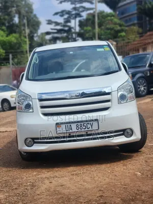 Toyota Noah 2.0 143hp FWD (8 Seater) 2010 White