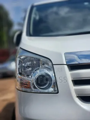 Toyota Noah 2.0 143hp FWD (8 Seater) 2010 White