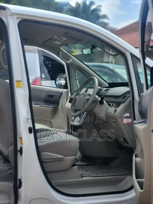 Toyota Noah 2.0 143hp FWD (8 Seater) 2010 White