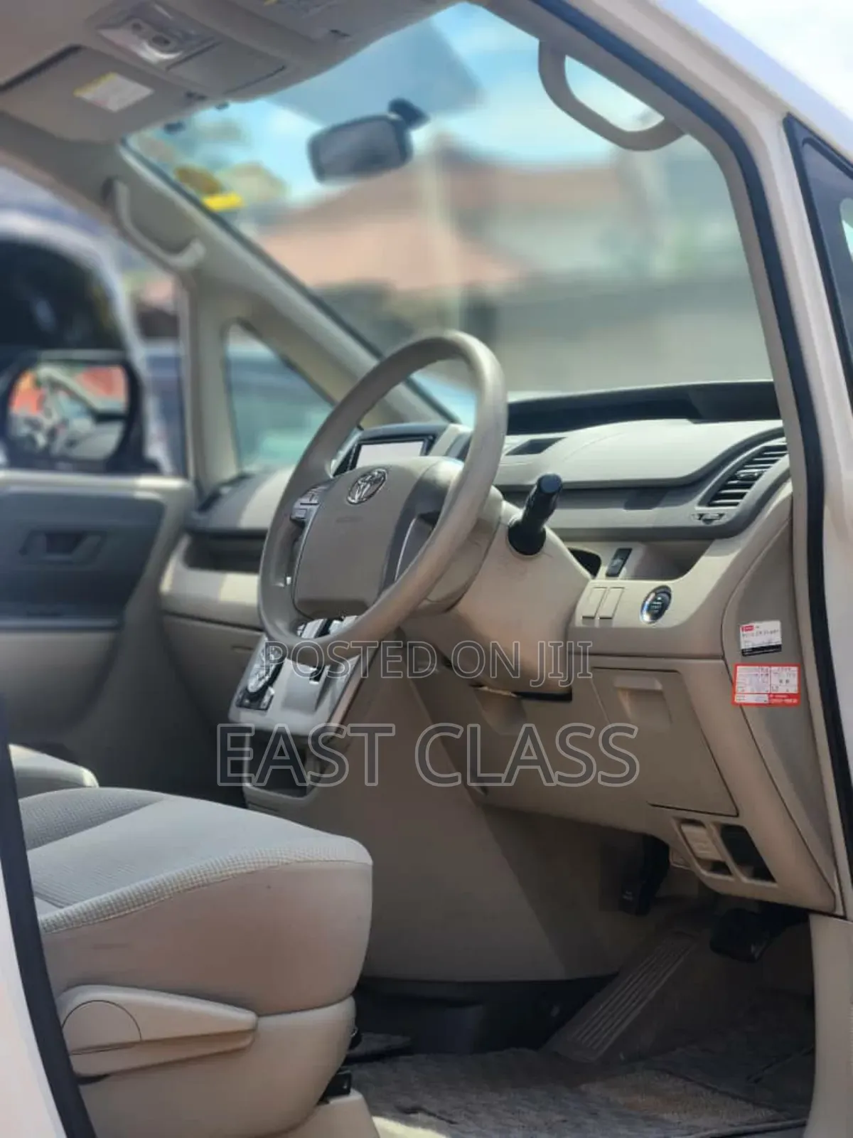 Toyota Noah 2.0 143hp FWD (8 Seater) 2010 White