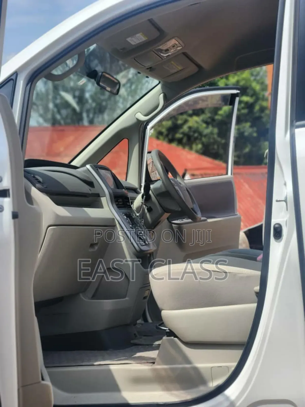 Toyota Noah 2.0 143hp FWD (8 Seater) 2010 White