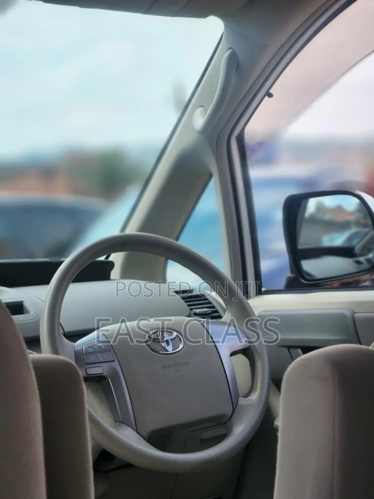 Toyota Noah 2.0 143hp FWD (8 Seater) 2010 White