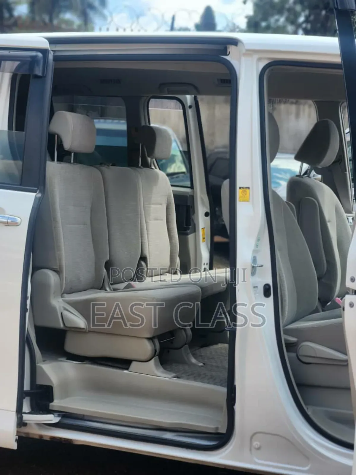 Toyota Noah 2.0 143hp FWD (8 Seater) 2010 White