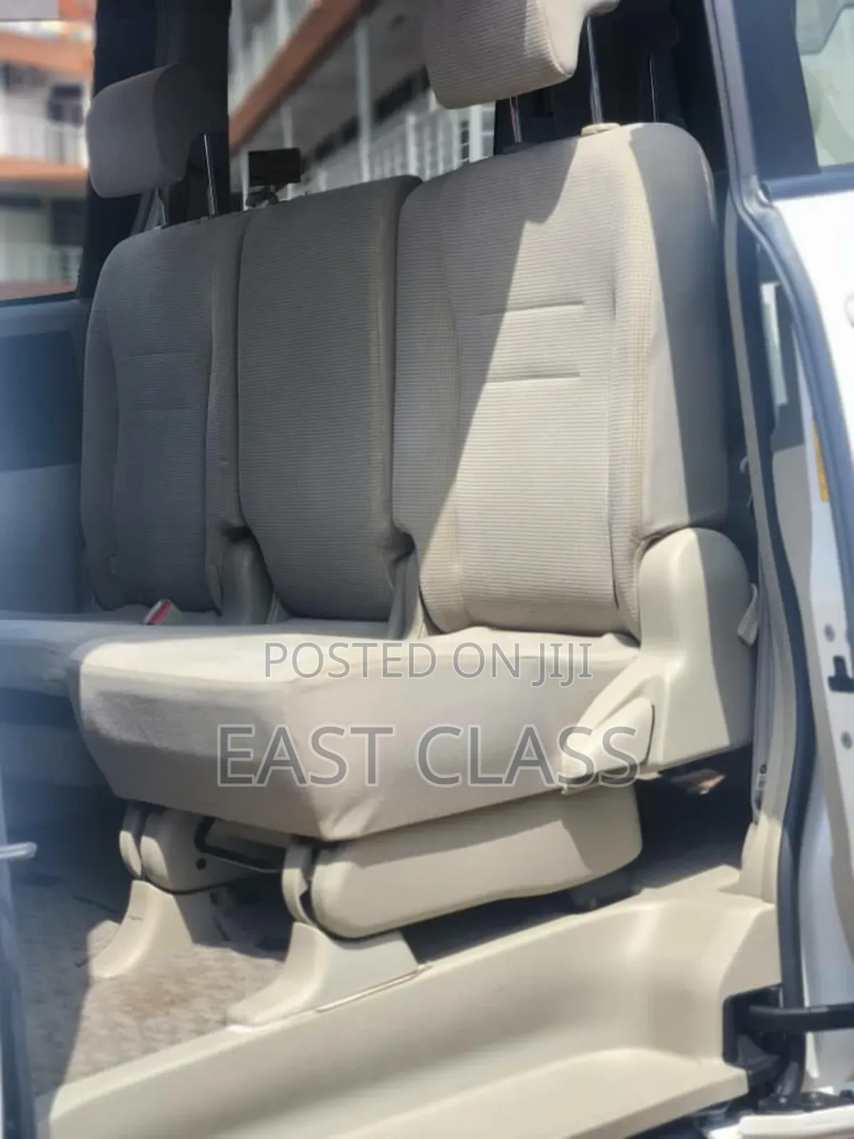 Toyota Noah 2.0 143hp FWD (8 Seater) 2010 White
