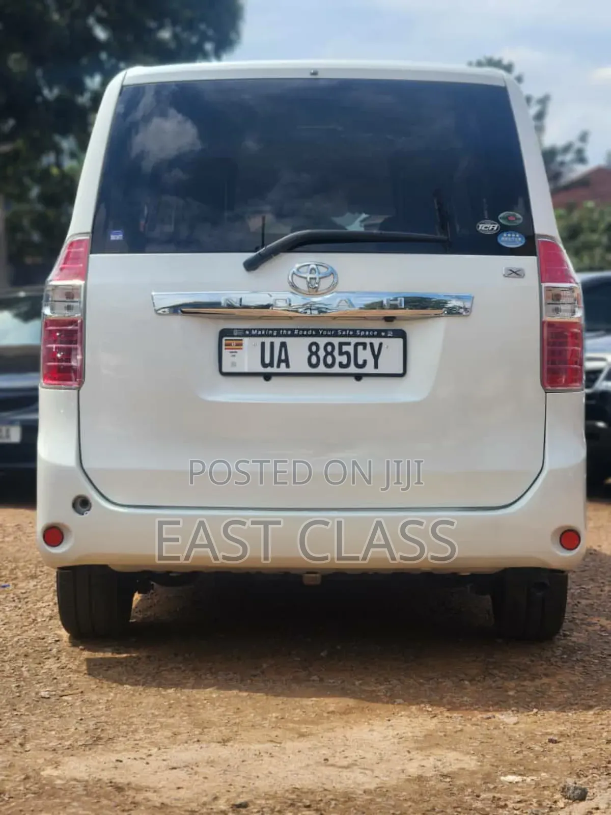 Toyota Noah 2.0 143hp FWD (8 Seater) 2010 White