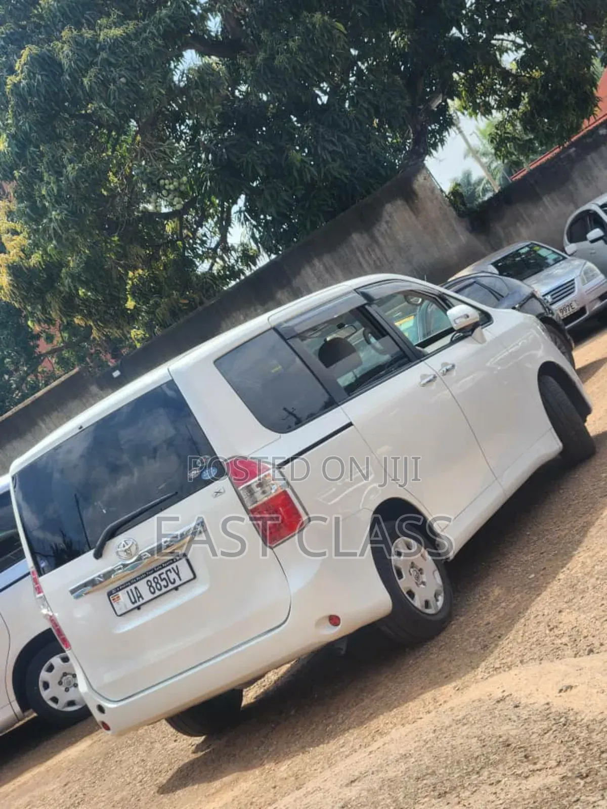 Toyota Noah 2.0 143hp FWD (8 Seater) 2010 White