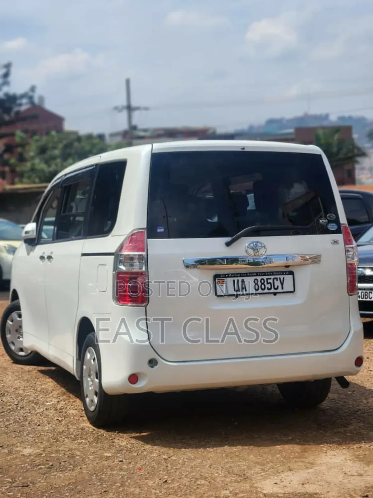 Toyota Noah 2.0 143hp FWD (8 Seater) 2010 White