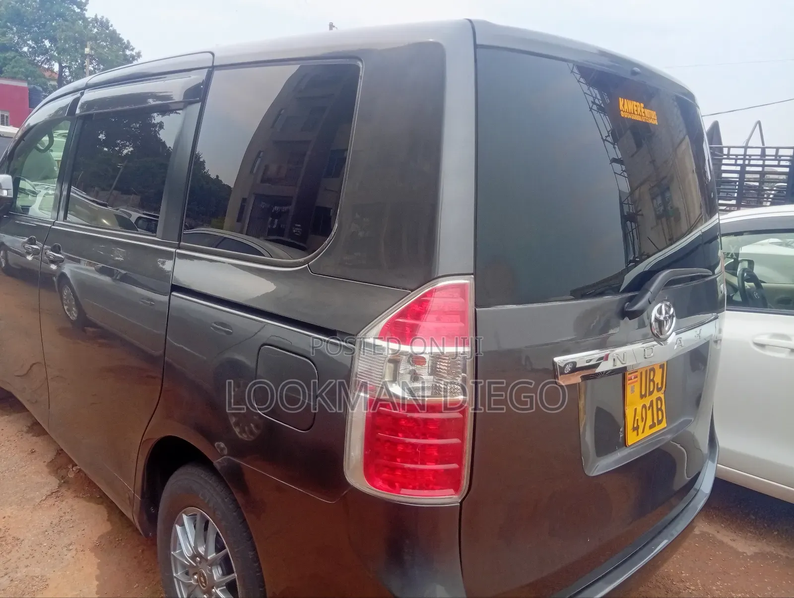 Toyota Noah 2.0 143hp AWD (8 Seater) 2009 Gray