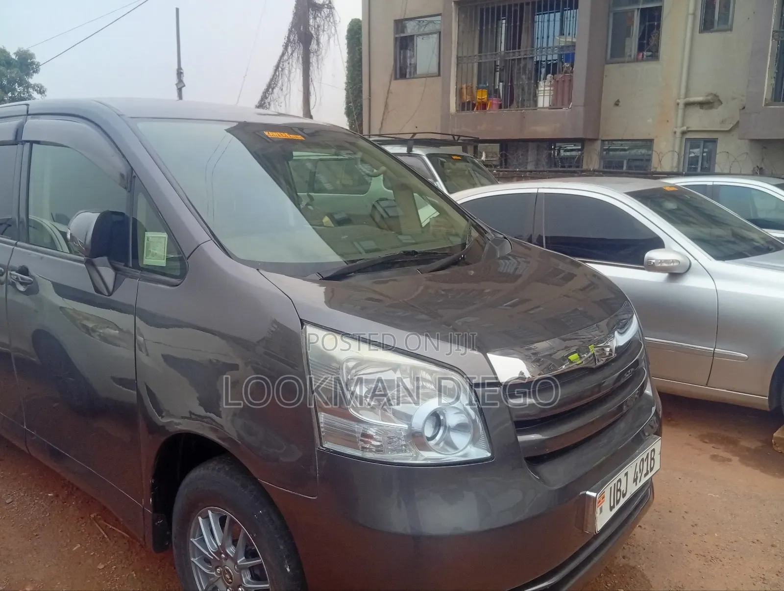 Toyota Noah 2.0 143hp AWD (8 Seater) 2009 Gray