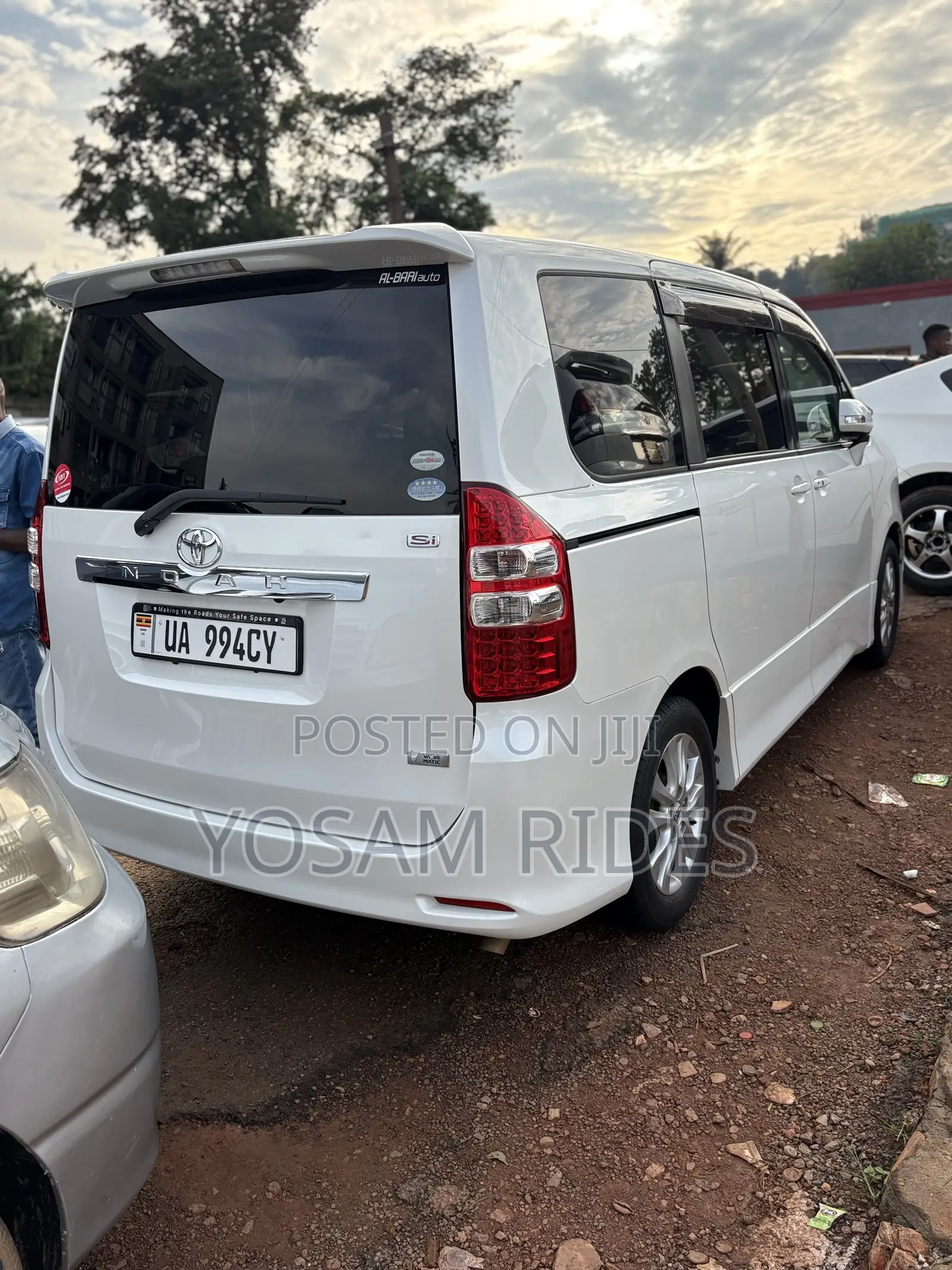 Toyota Noah 2.0 158hp FWD (8 Seater) 2012 White