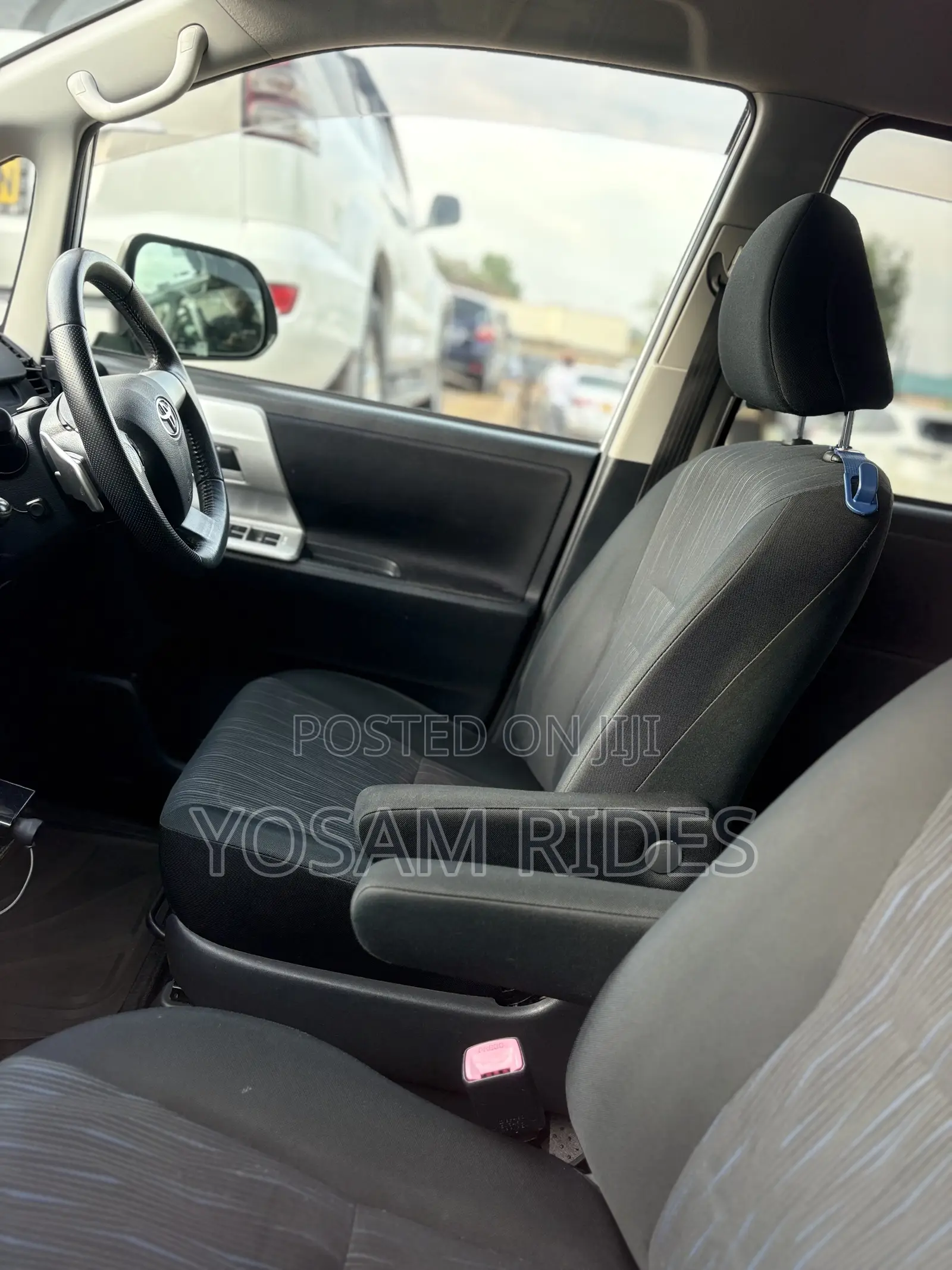 Toyota Noah 2.0 158hp FWD (8 Seater) 2012 White