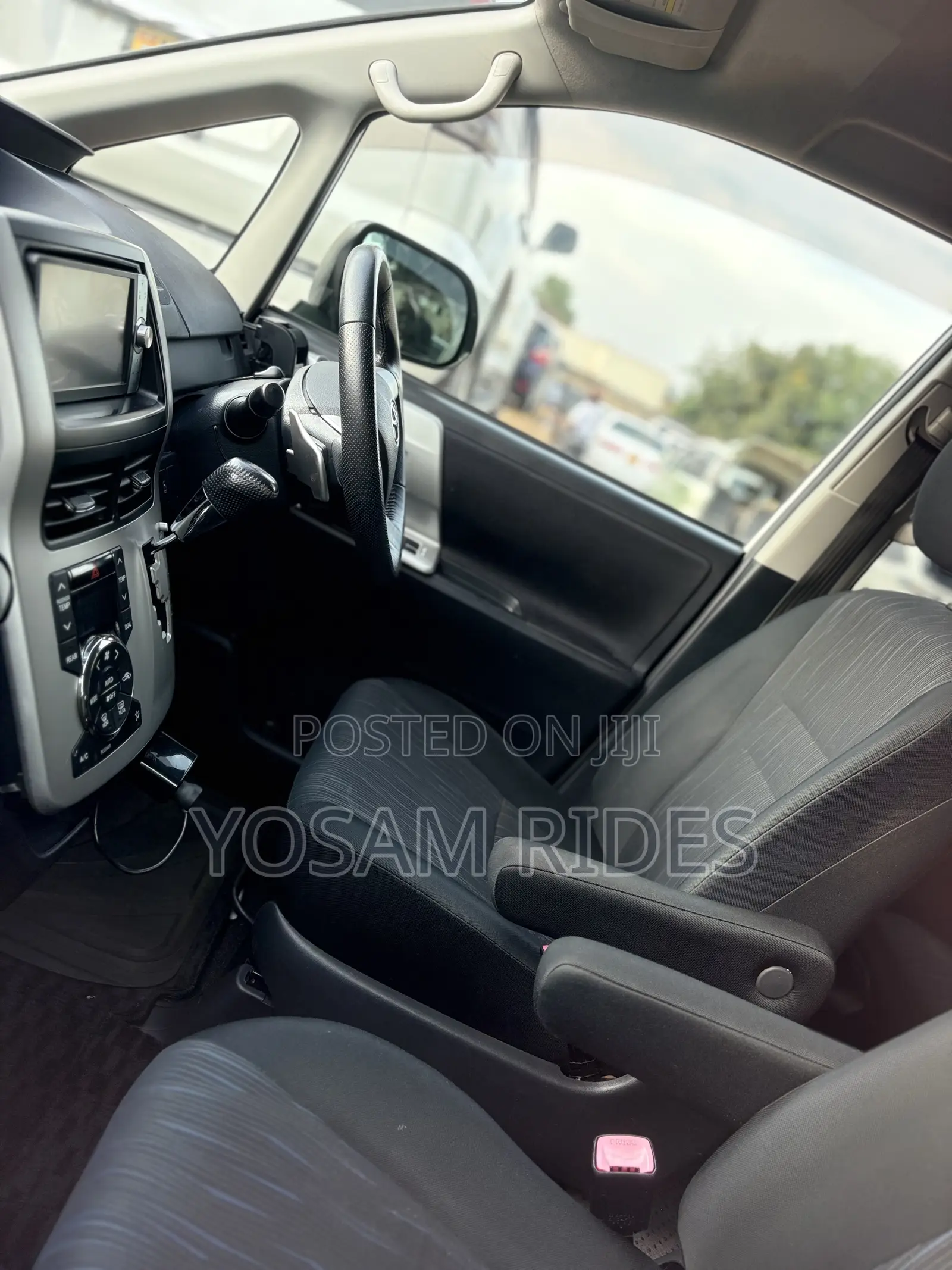 Toyota Noah 2.0 158hp FWD (8 Seater) 2012 White