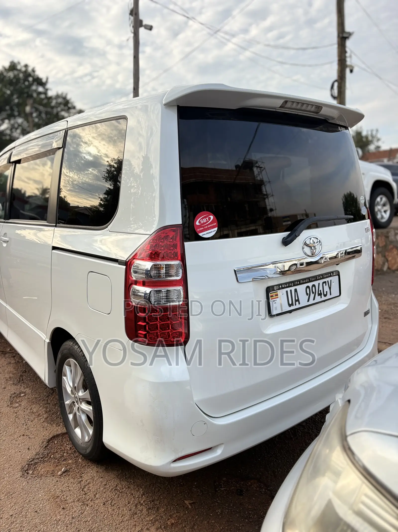 Toyota Noah 2.0 158hp FWD (8 Seater) 2012 White