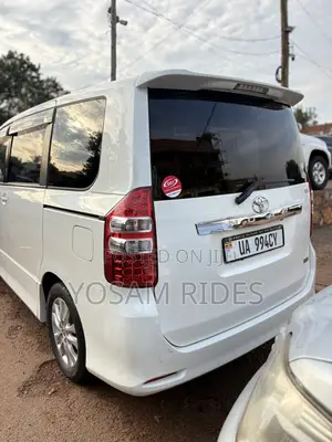 Toyota Noah 2.0 158hp FWD (8 Seater) 2012 White
