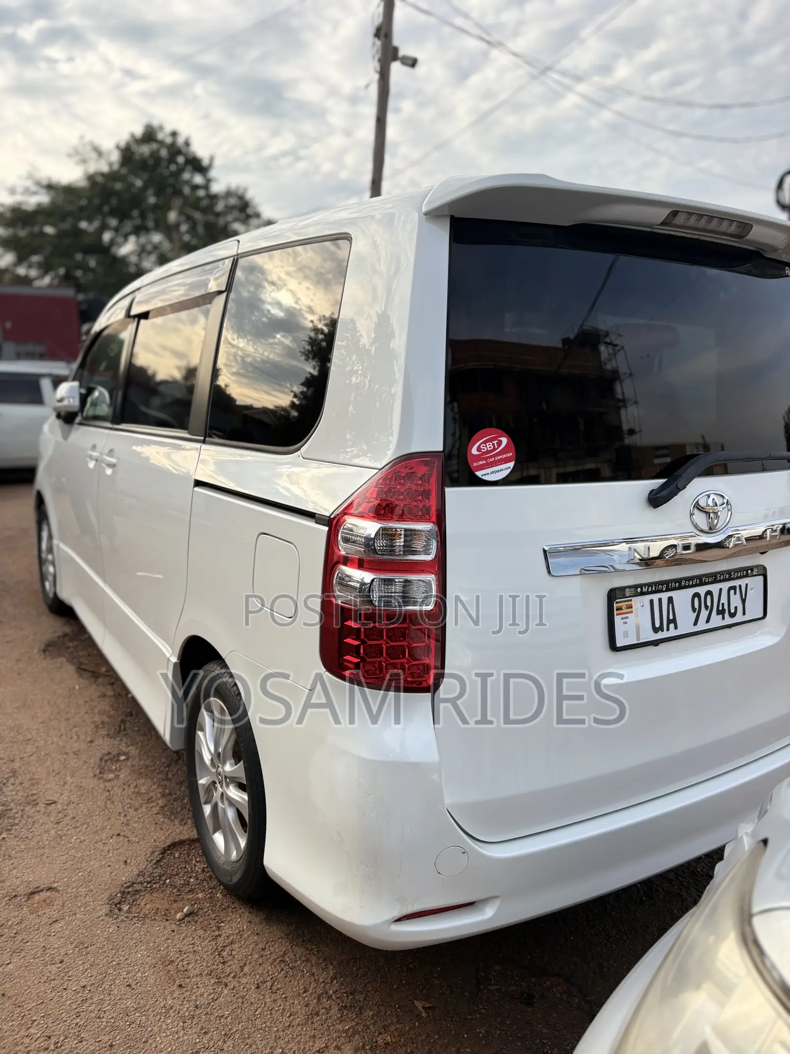 Toyota Noah 2.0 158hp FWD (8 Seater) 2012 White