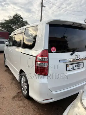 Toyota Noah 2.0 158hp FWD (8 Seater) 2012 White