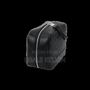 Levelo Pochette Pouch / Ample Space / Pouch / Multiple Compartments