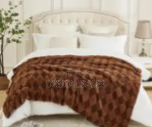 Elegant Faux Fur Throw Blanket (153x203cm) -
