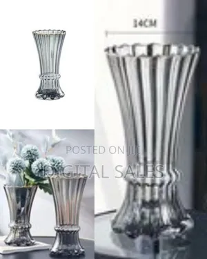 Elegant Fluted Glass Flower Vase With Accent Rim
