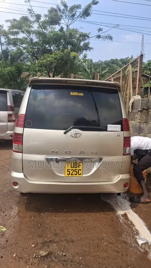 Toyota Noah 2.0 AWD (8 Seater) 2004 Silver