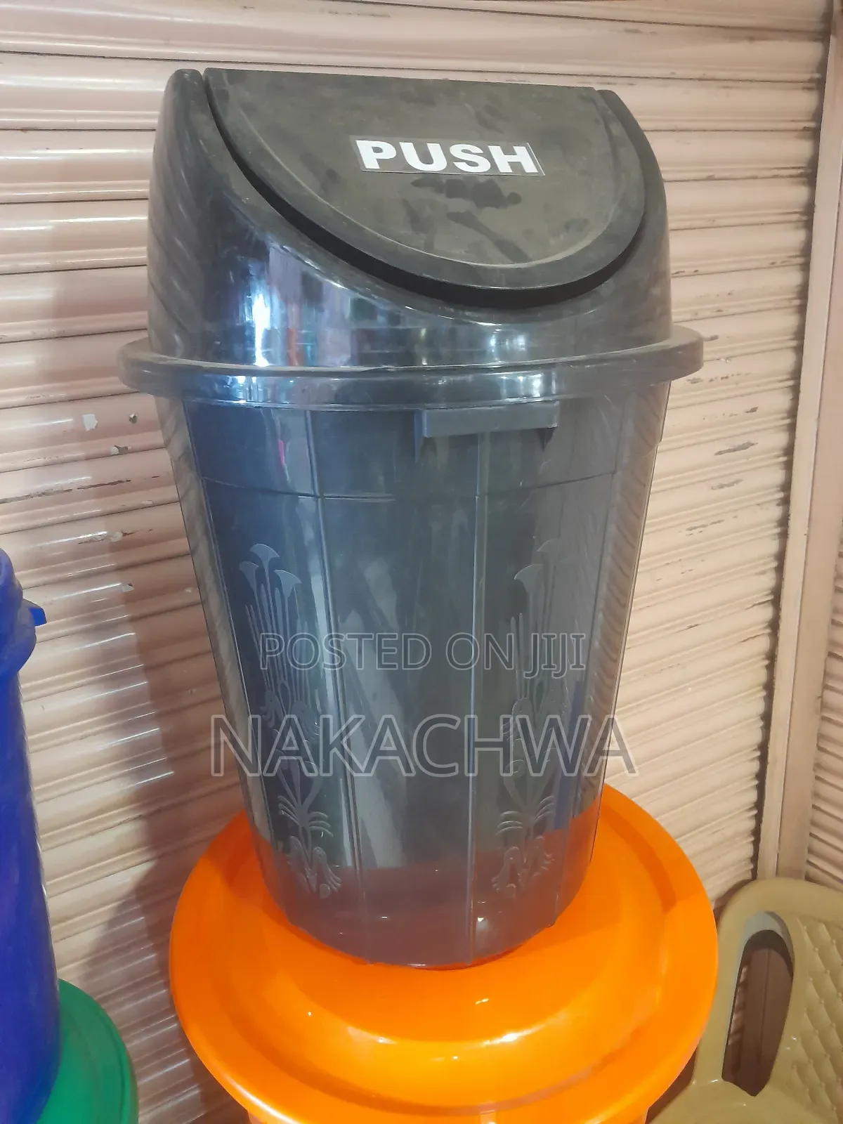 Its Ablack 6litres Big Dustbin