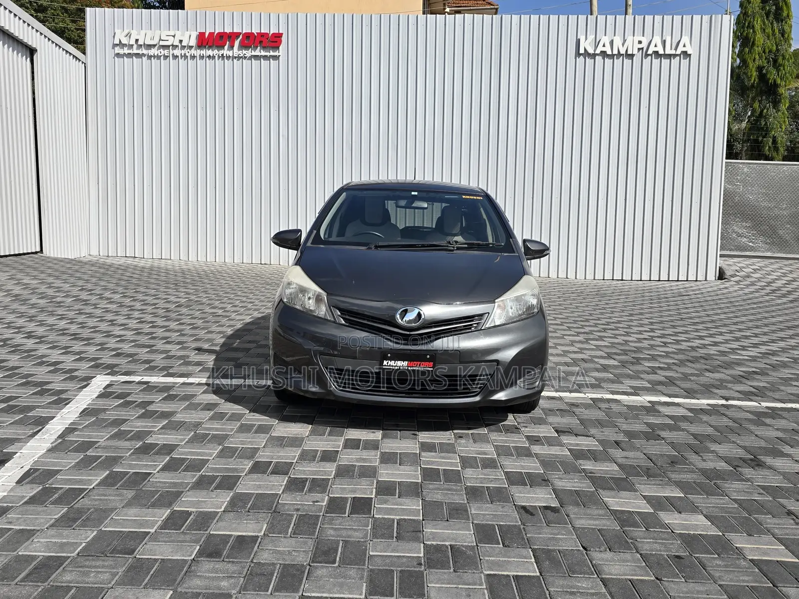 Toyota Vitz 1.3 FWD 5dr 2012 Gray