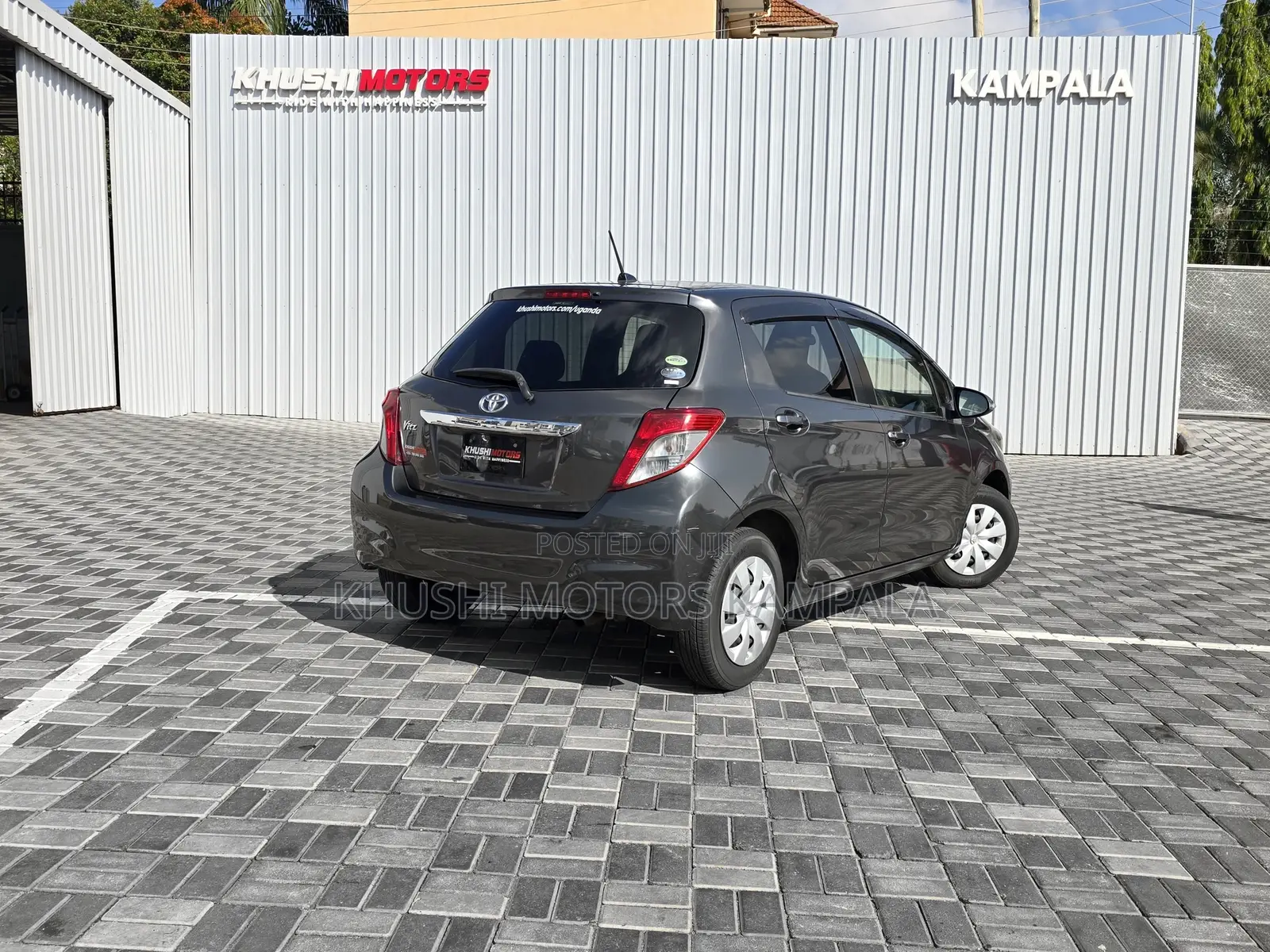 Toyota Vitz 1.3 FWD 5dr 2012 Gray