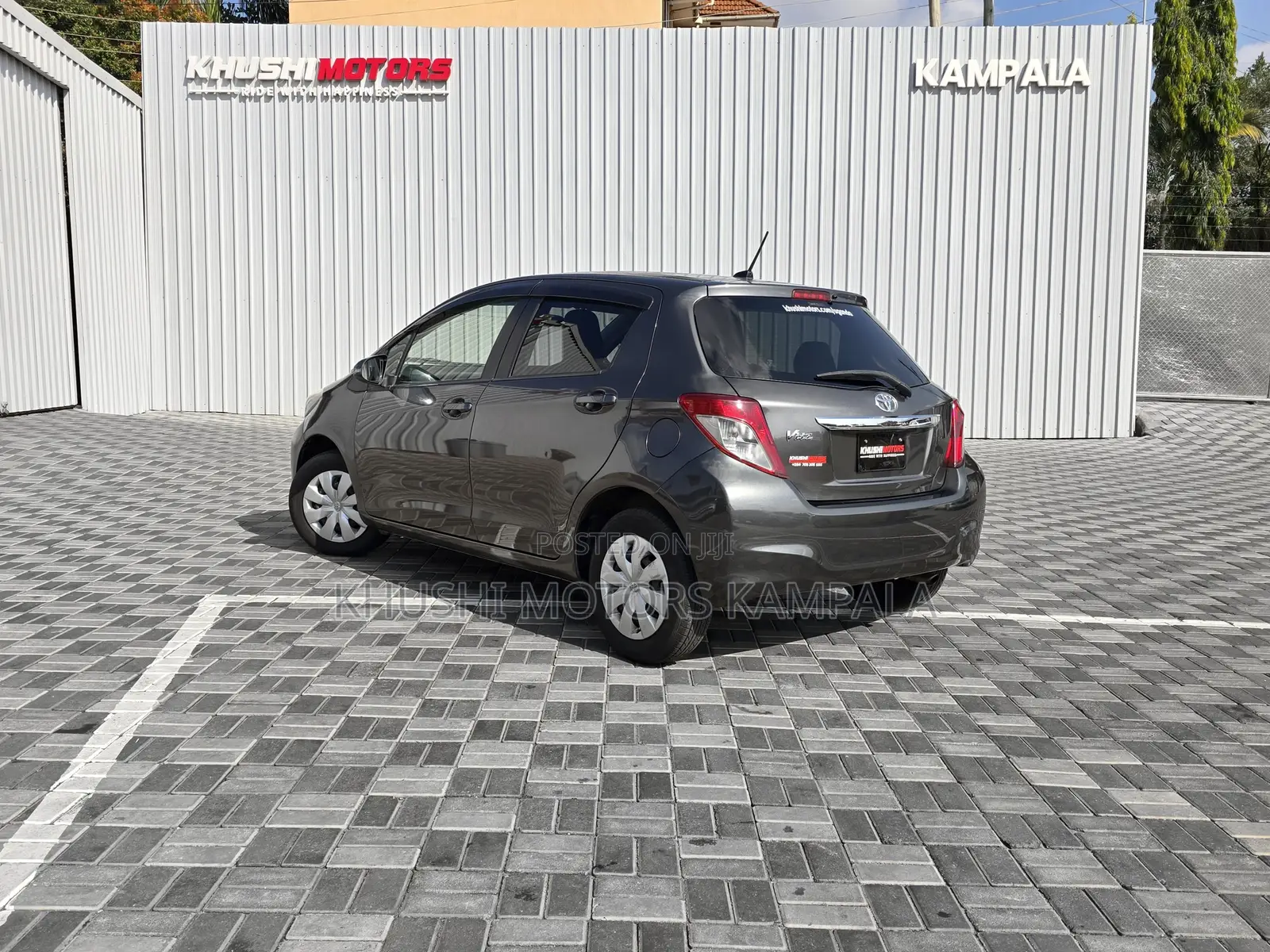 Toyota Vitz 1.3 FWD 5dr 2012 Gray