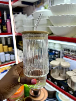 Smoothie/Juice Glass Tumbler With a Glass Straw