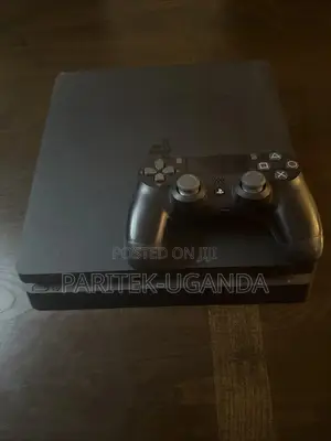 Play Station 4 With 1 Game Pad