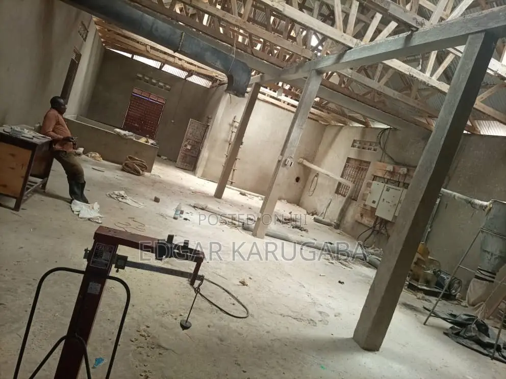 Warehouse and 5 Boys Quarter Rooms