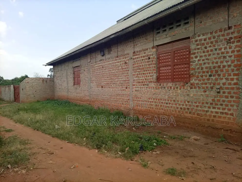Warehouse and 5 Boys Quarter Rooms